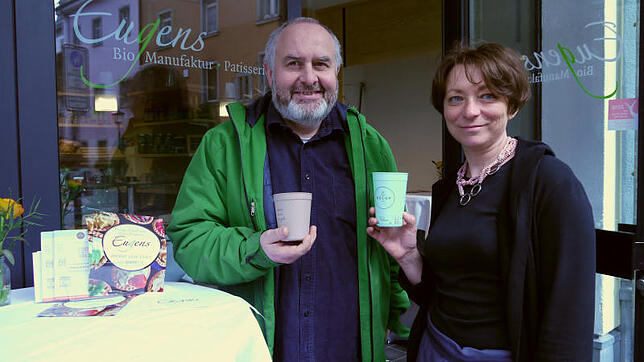 Eugen Bücheler, Inhaber der Biomanufaktur Eugens, und die Leiterin der zugehörigen Patisserie in der Münzgasse, Heike Zakbert, ...