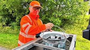 Michael Lange zeigt einen Schmutzfangkorb. In ihnen landet alles, was Regenwasser hineinspült: Schotter, Laub, und oft auch Hundekotbeutel.