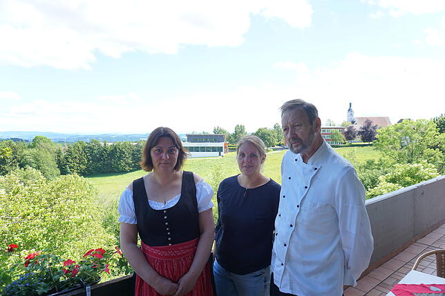 Die Betreiber: Anton Kretz, seine Tochter Jasmin und die Bedienung Swetlana (von rechts) freuen sich ab Mitte Juni auf zahlreiche Gäste ...