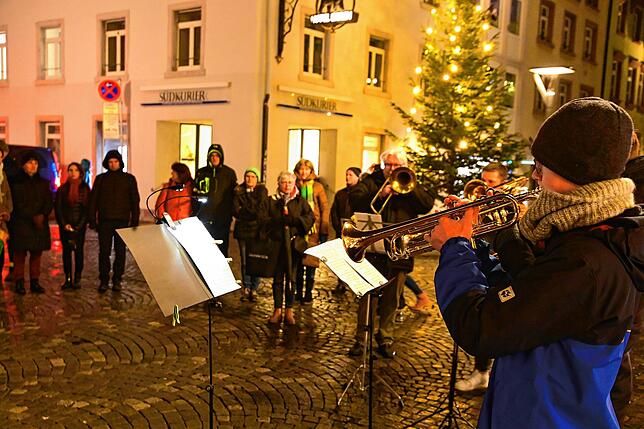 Für die Akteure, hier ein Bläserensemble der Musikakademie, sind die Auftritte bei Kälte und Niederschlag nicht einfach.