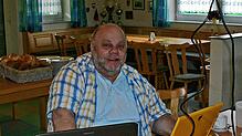 Nach 21 Jahren hört der Senior-Internet-Helfer Heinz Kraus auf. Die Stammtische gehen aber auch ohne „dr‘Oldie“ ab Januar 2026 weiter.