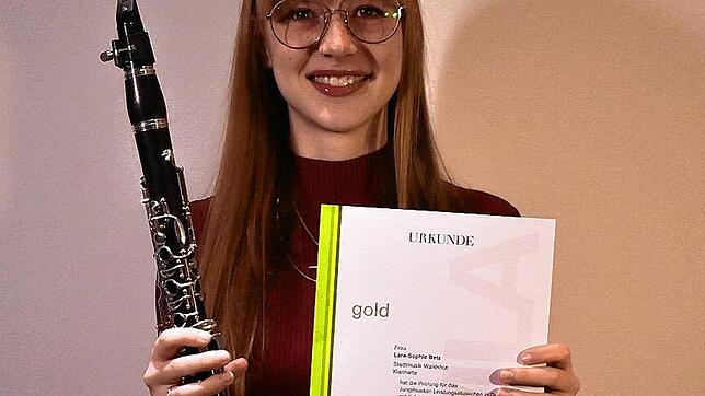 Lara-Sophie Betz hat an der Musikakademie des Bundes Deutscher Blasmusikverbände (BDB) in Staufen das JMA-Leistungsabzeichen in Gold für ...