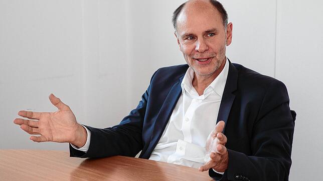 100 Tage nach der Wiederwahl erklärt Singens Oberbürgermeister Bernd Häusler zum Beispiel, was ihn am Thema Gäubahn auf die Palme ...
