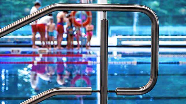 Kinder bei einem Schwimmkurs in einem Hallenbad (Symbolbild). Baden-Württembergs Ministerpräsident Winfried Kretschmann will bei einer ...