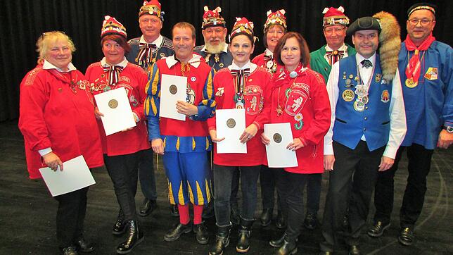 Markus Diebold und Charly Zeller (rechts außen), die Vertreter der Vereinigung der schwäbisch-alemannischen Narrenzünfte (VSAN), ehren ...