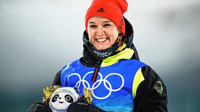Glücklich mit Panda: Olympiasiegerin Denise Herrmann strahlend bei der Siegerehrung.