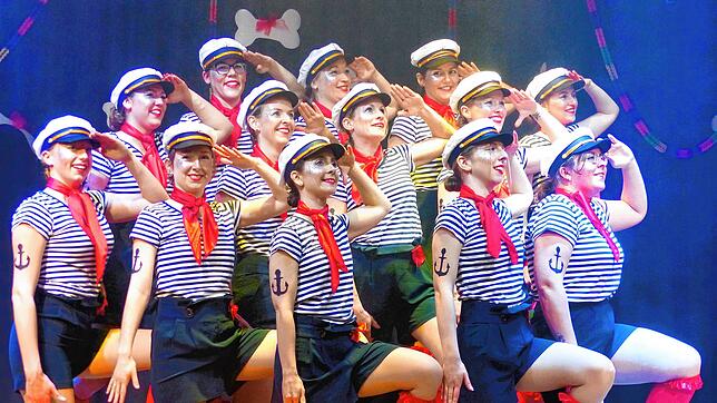Das Damen-Ballett im flotten Matrosenlook ist eine Augenweide, auch die Darbietung begeistert. Bilder: Kurt Weiß