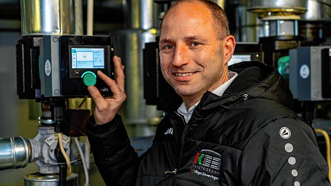Gregor Gülpen dreht am Heiz-Rad. Er ist Geschäftsführer der Stadtwerke und der Kunsteisbahn GmbH. Im Sommer 2023 wird das Eisstadion ...