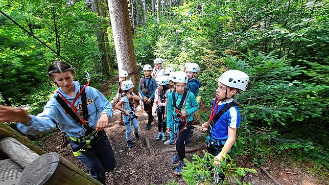 Kletterguide Lotta Bröker erklärt den MUSS-Kindern zu Beginn, worauf sie unbedingt achten müssen, um sicher durch den Kletterwald zu kommen.