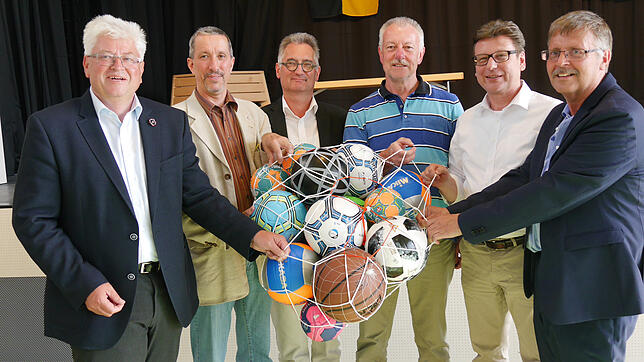 Von den Planern gab es als Einweihungsgeschenk zur sanierten Halle viele Bälle für den Vereins- und Schulsport. Unser Bild zeigt ...