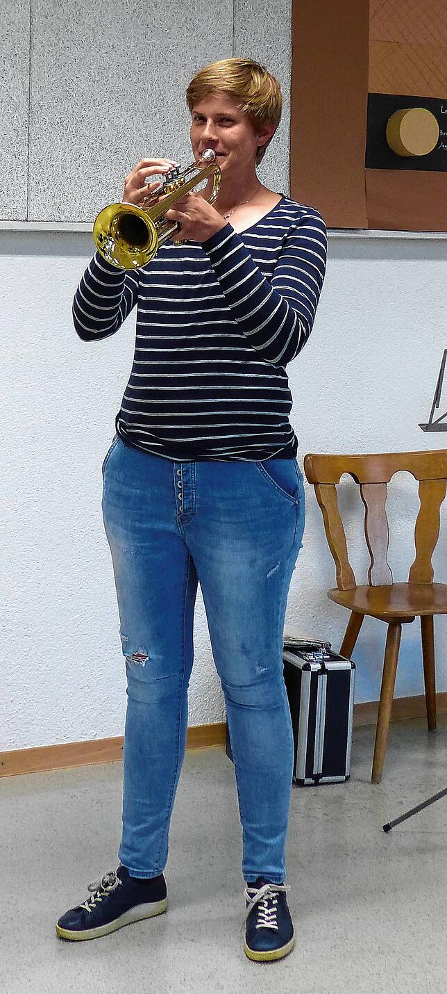Die Instrumentalpädagogin Julia Pichler an ihrem Lieblingsinstrument, der Trompete.