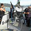 Der Tragschrauber wird aus dem Bodensee geborgen. Er war am Sonntag mit zwei Insassen abgestürzt.