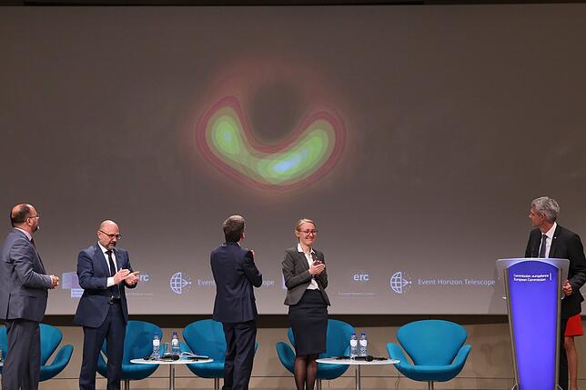 Auf sechs Pressekonferenzen präsentierten die Forscher des «Event Horizon»-Teleskopnetzwerks (EHT) zeitgleich die Aufnahme von acht ...