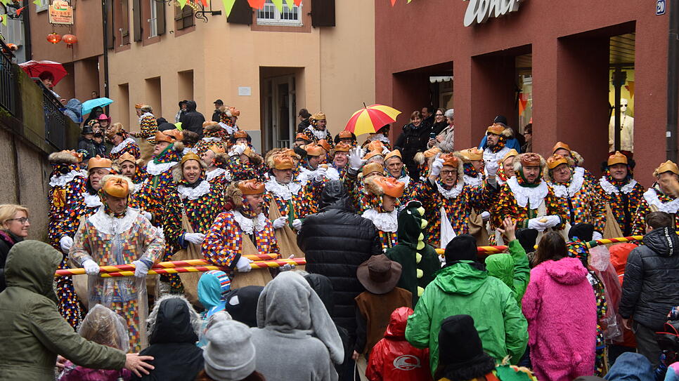Bild : Wenn die Laufenburger Narren rückwärts laufen: Bilder und Videos vom traditionellen Narrolaufen