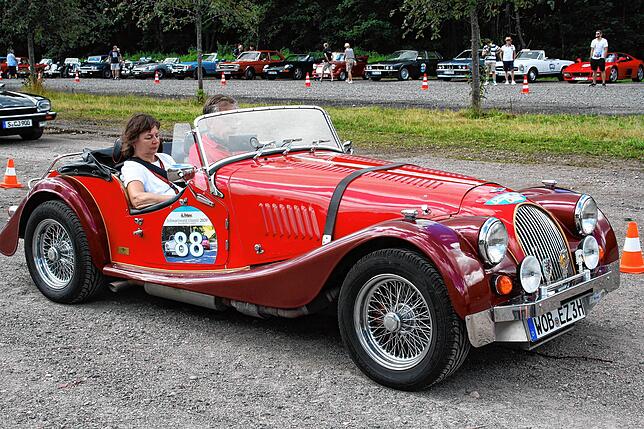 Rarität: ein Oldtimer des britischen Herstellers Morgan. Im Fahrzeug ist ein Rahmen aus Eschenholz verbaut; ein Relikt aus der Zeit des ...
