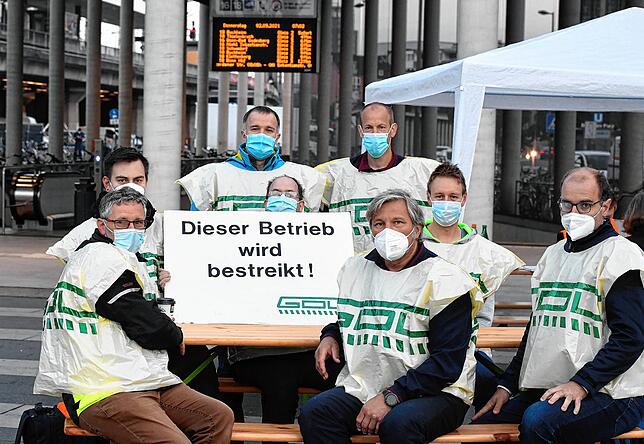 02.09.2021, Nordrhein-Westfalen, Köln: Mitglieder der Gewerkschaft der Lokführer (GdL) streiken vor dem Bahnhof.
