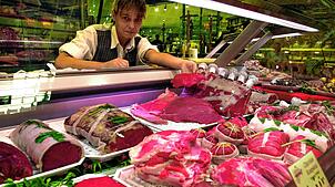 Bei der Qualität des Fleisches sollte man nicht sparen. Danach folgt eine echte Glaubensfrage: Rinderrouladen mit oder ohne Essiggurken? ...