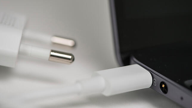 Etwas unpraktisch: Auch wenn das Matebook 13 an beiden Seiten USB-Anschlüsse besitzt, kann das Notebook nur an der linken Seite ...