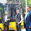 Ortstermin mit Linienbus: Vor dem Rathaus Gottmadingen fiel am Montag, 15. Juni, der Startschuss für das Ein-Euro-Ticket. Mit dabei (von ...