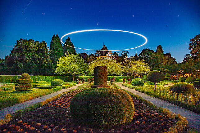 Das Schloss Salem im Lichterkranz: Solche Bilder erstellt Achim Mende mithilfe einer besonderen Technik.