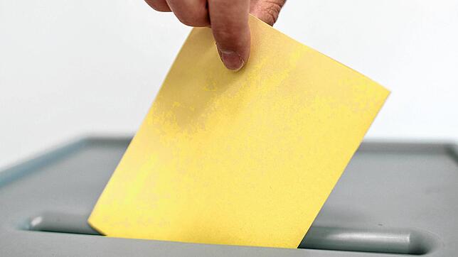 Wählerinnen und Wähler geben ihre Stimmen im Wahllokal ab.