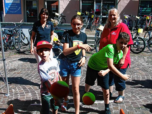 Die Vorsitzende vom Familienverband, Karin Vögele (rechts hinten) und Karola Rösch vom Handballclub bieten beim Aktionstag den Kindern ...