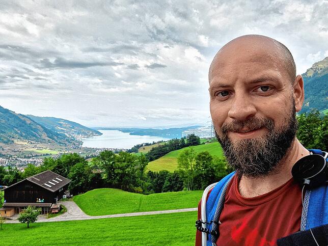 Der Langstreckenwanderer aus Villingen vor der Kulisse des Zuger Sees.