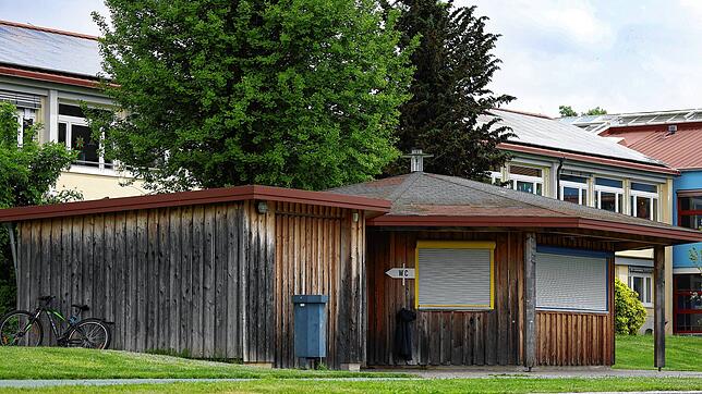 Die Vereinshütte neben der Schule soll durch ein neues Haus der Vereine ersetzt werden.