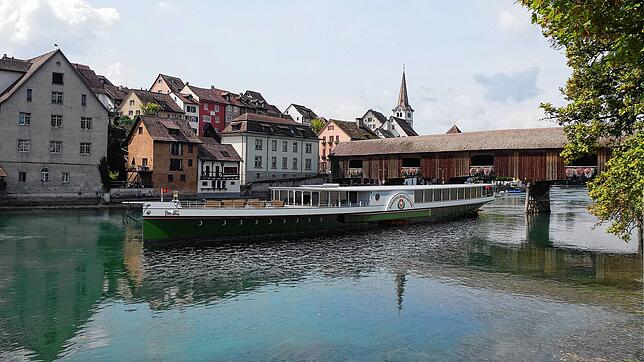 So sieht die Vision aus: Der Dampfer durchquert die historische Rheinbrücke zwischen Gailingen und Diessenhofen.