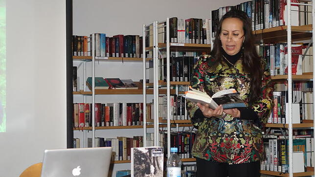 Isabelle Müller liest in der Engener Stadtbibliothek aus ihrem Buch "Loan. Aus dem Leben eines Phoenix", das die sehr bewegte ...
