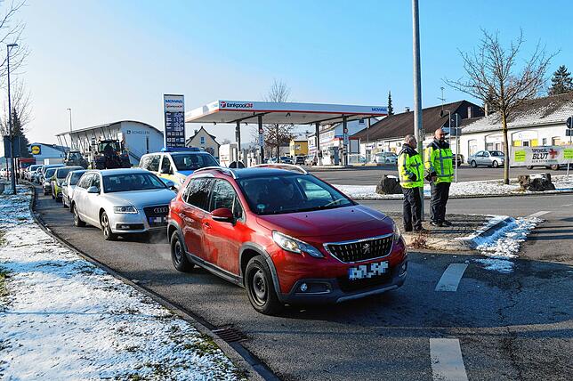 Vielerorts &ndash; wie hier am Mowag-Kreisel in Tiengen &ndash; kontrollierte die Polizei des Verkehrsgeschehen.