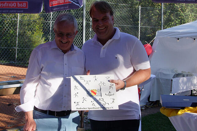 Ole Müller (links) vom Badischen Sportbund gratuliert Vorsitzendem Martin Blossat zum 50-jährigen Bestehen des Tennisclub Hohentengen.