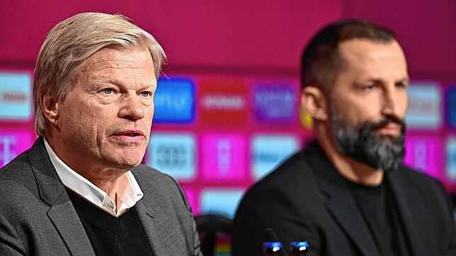 Vorstandsvorsitzender Oliver Kahn (l.) und Sportdirektor Hasan Salihamidzic bei der Pressekonferenz in München.