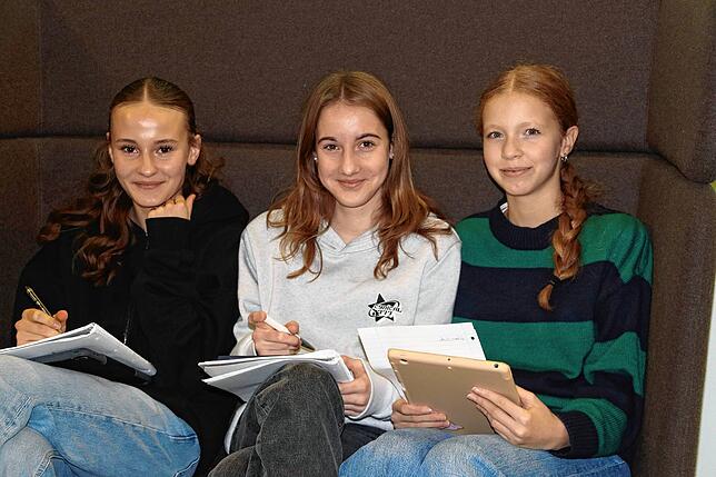Die Achtklässlerinnen (von links) Melissa, Jule und Louisa schrieben Weihnachtsbriefe an Senioren des Pflegeheims Sonnengarten im ...