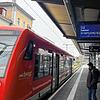 Die Regionalbahn 31, die auf der Bodenseegürtelbahn-Strecke verkehrt, am Bahnhof in Friedrichshafen.