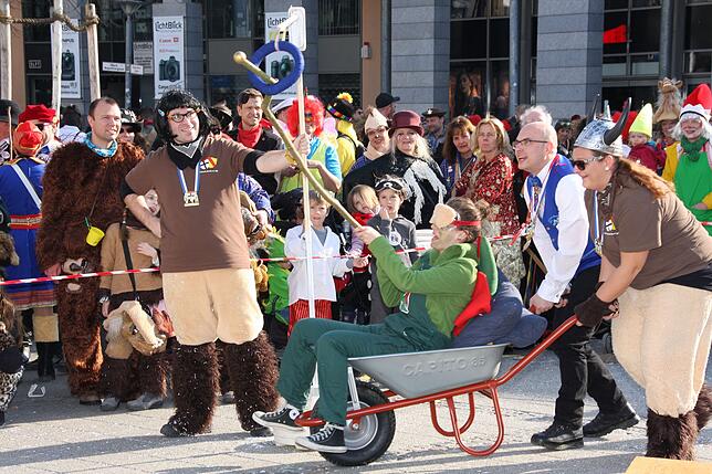 Jetzt zeigen sich die Kameler ganz sportlich auf dem Augustinerplatz. Zusammen mit der Schneckenburg und der Niederburg fechten sie ein ...