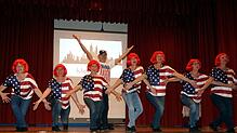 Stars and Stripes: Die Jazztanzgruppe Tiengen begeisterte bei der Pfarrfasnacht im Tiengener Pfarrsaal mit einer temperamtvollen Darbietung.