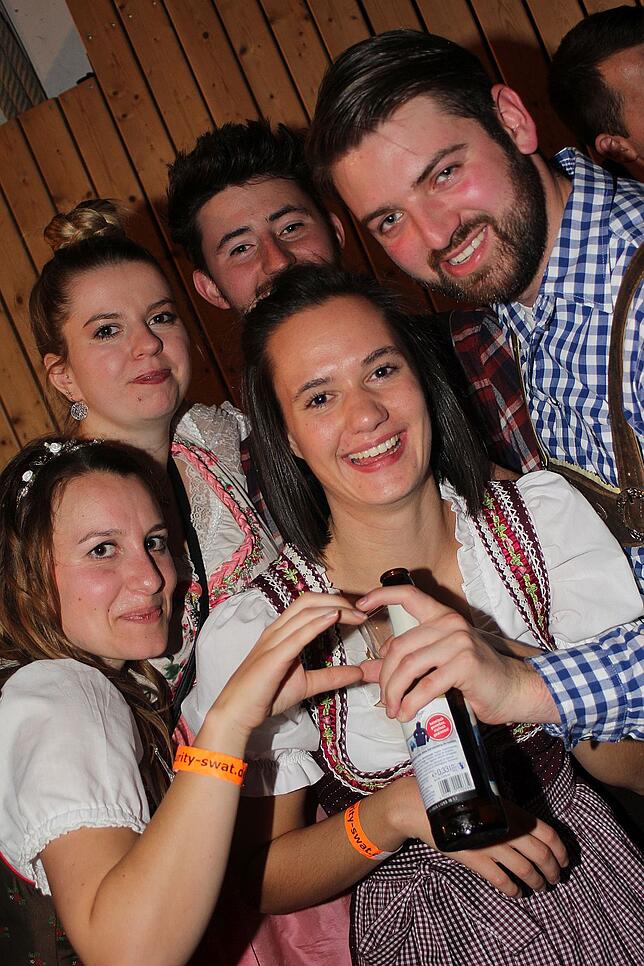 Bild 13: 1400 Gäste feiern die Halloweennacht in Tracht mit der Band Allgäu Power