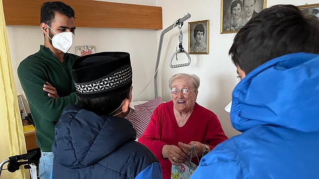 Sichtlich eine gelungene Überraschung: Zwei Kinder von der Ahmadiyya-Muslim-Jugendorganisation überreichen Heimbewohnerin Rosa Maria ...
