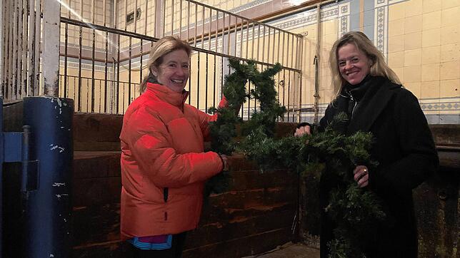 Massimiliana Fürstin zu Fürstenberg (links) und Kerstin Tritschler hängen die letzte Dekoration für die Weihnachtswelt auf.