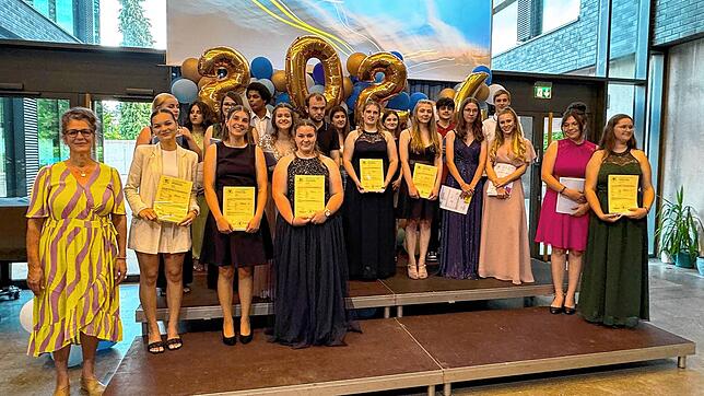 Die Schüler der Abschlussklasse der Berufsfachschulen Hauswirtschaft nehmen voller Freude in der Justus-von-Liebig-Schule ihre Zeugnisse ...