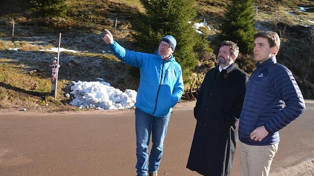 Der Grünen-Landtagsabgordnete Reinhold Pix (Mitte) sprach mit Bürgermeister Adrian Probst (rechts) und Ortsvorsteher Joachim Gfrörer ...