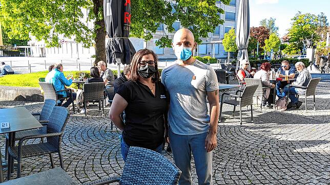 Ein paar Plätze in der Sonne waren bei Fabio Trombino und Silvina de Sousa Vaz der Casa España besetzt.