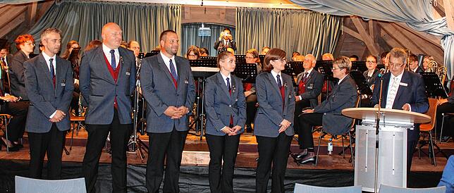 Johannes Steppacher (rechts), Präsident des Blasmusikverbandes Hegau-Bodensee, zeichnet Patrick Ehmann, Andreas Eppler, Andreas Auer, ...