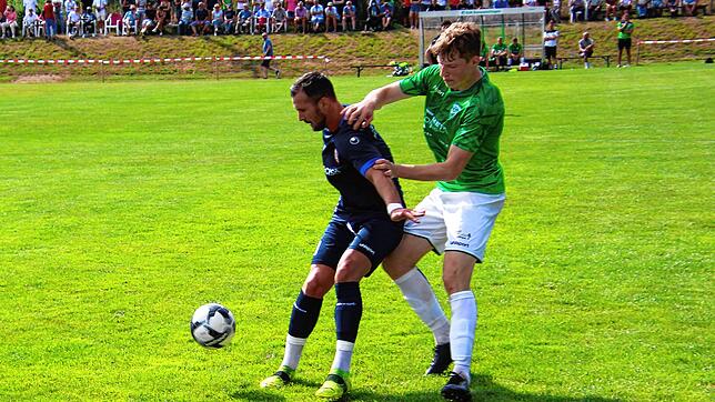 Der Bad Dürrheimer Adrian-Giorgian Dumitru (links) schirmt den Ball ab vor dem Donaueschinger Aaron Mößner. Am ersten Spieltag der ...