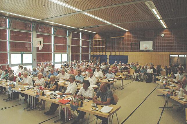 Weiter weg geht fast nicht. Am anderen Endes des Landkreises tagte der Kreistag Waldshut heute Nachmittag in der Schwarzwaldhalle in ...