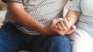 Eine 81-jährige Schlagerlegende ist nach mehr als 40 Jahren wieder mit seiner Jugendliebe zusammen.