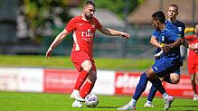Vielseitig: Abwehrspieler Valmir Gashi (links, gegen Paul Rohdenburg) wagte sich beim 1:1 des FC Tiengen 08 beim FC Waldkirch in die ...