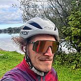 Ausgestattet mit Helm und Brille geht es für Raphael Weiß um den See.