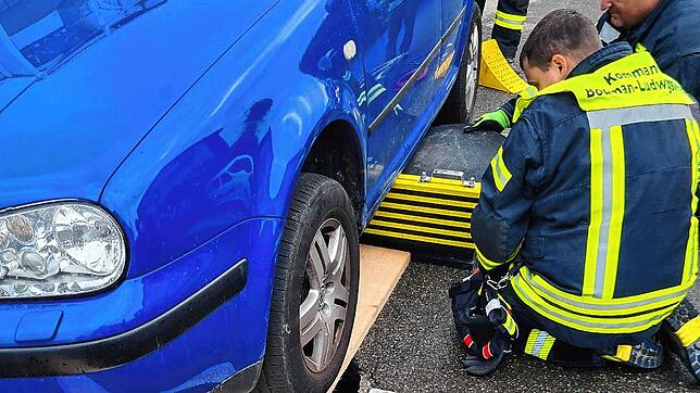 Die Feuerwehr sichert das abgesackte Auto.